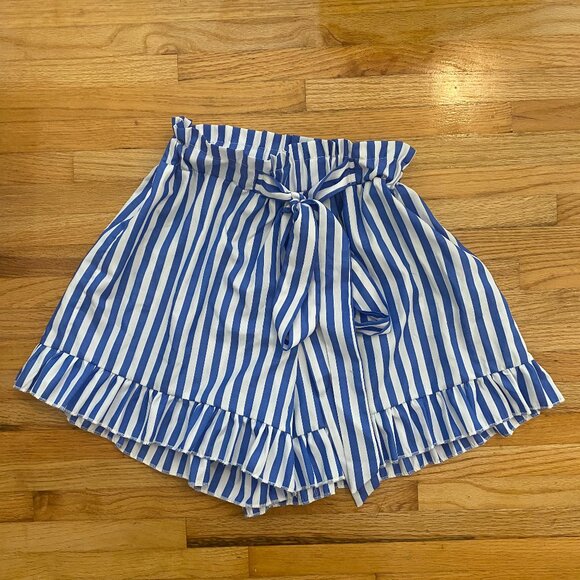 Two Piece Crop Top and Shorts with Adjustable Straps and Waist Tie Size S - Picture 3 of 6